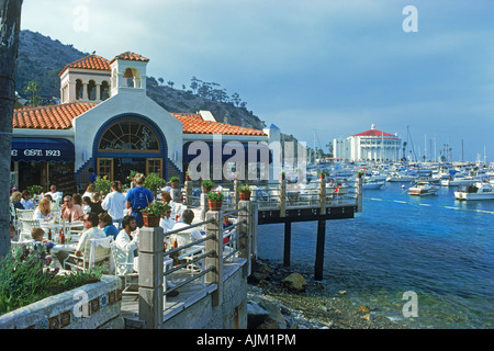 Restaurant les touristes sur balcon avec Casino et yachts at Avalon Bay sur l'île de Catalina, au large de la Californie du Sud Banque D'Images