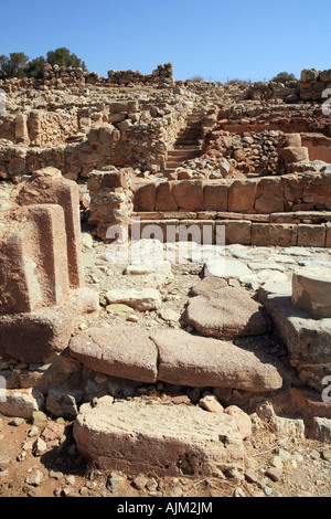 Vue depuis la cour centrale de l'ère minoenne palais de Zakros en Crète Grèce sur les ruines de la vieille ville de l'année 3000 Banque D'Images