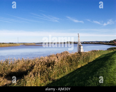 Rivière Ouse et balise de navigation à Reedness, East Yorkshire, UK Banque D'Images