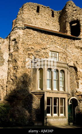 Maison de style gothique construite dans les murs en ruine de l'abbaye à l'ouest de Bury St Edmunds Suffolk Angleterre Royaume-uni montrant le contraste dans des styles Banque D'Images