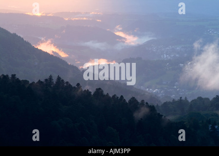 À la tombée de la montagne près de Puy de Sancy, le point le plus élevé dans le Parc des Volcans d'auvergne du centre de la France Banque D'Images