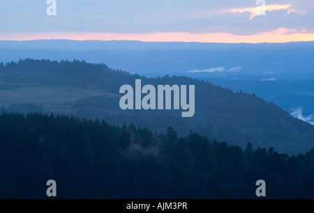 À la tombée de la montagne près de Puy de Sancy, le point le plus élevé dans le Parc des Volcans d'auvergne du centre de la France Banque D'Images