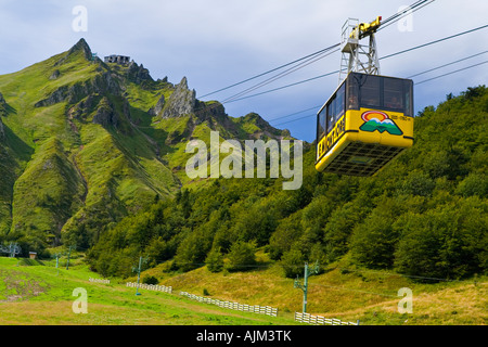 Télécabine ou téléphérique au Puy de Sancy, le point le plus élevé dans le Parc des Volcans d'auvergne du centre de la France Banque D'Images