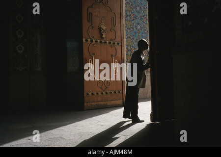 L'homme à l'entrée du mausolée de Shah Cheragh, Iran, Shiraz Banque D'Images