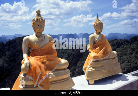 Statues de Bouddha au nouveau temple perché au-dessus de la grotte du Tigre wat à Krabi, dans le sud de la Thaïlande Banque D'Images