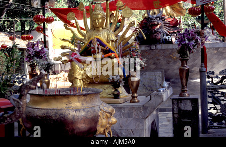 L'encens à un autel dans la grotte du Tigre complexe des temples à Krabi dans le sud de la Thaïlande Banque D'Images