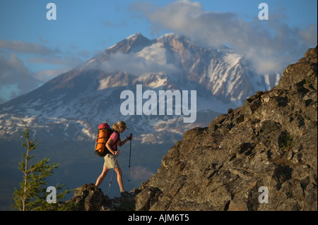 Randonnées d'une femme d'une crête de montagne près du Mont Adams WA Banque D'Images