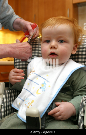 Un Bebe Ayant Sa Premiere Coupe De Cheveux Ages De 1 Ans Un Bebe Est La Lutte Contre La Coiffure Photo Stock Alamy