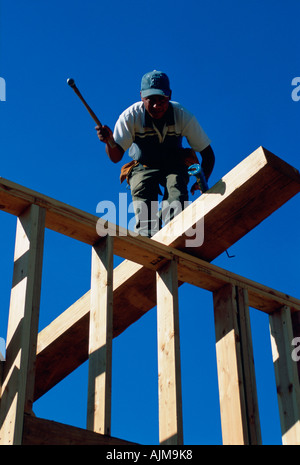 Hispanic construction worker hammering châssis en bois Monterey Park Los Angeles CA Banque D'Images