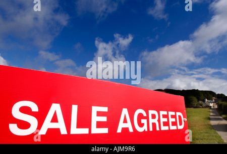Une propriété à vendre d'accord signe sur une route de campagne en milieu rural Devon Banque D'Images