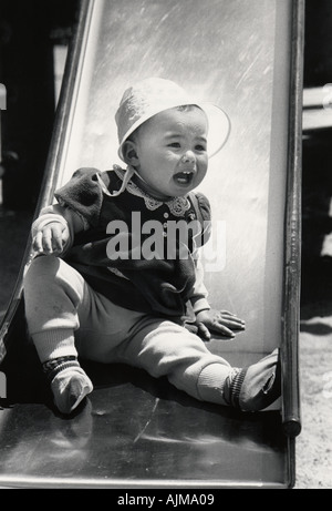 Jeune fille de quatorze mois de pleurer après avoir essayé les glisser dans un parc jeux pour enfants San Francisco California USA Banque D'Images