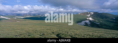 Vue panoramique sur les falaises de lave des courbes de la toundra sur Trail Ridge Rocky Mtn l Nat Park CO Banque D'Images