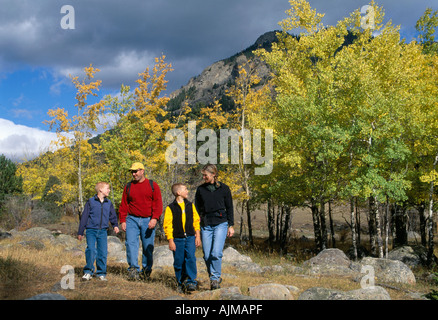 Une famille de quatre randonnées au milieu de la couleur de l'automne dans la région de Rocky Mtns de CO Banque D'Images