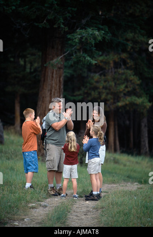 Une famille de cinq profitez d'un jeu sur un sentier de randonnée dans la région de Rocky Mtn l Nat Park CO Banque D'Images