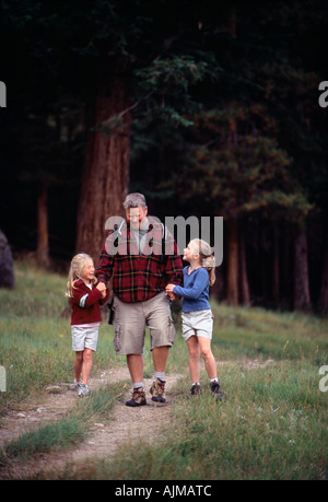 Un père et ses filles s'amuser lors d'une randonnée le long d'un sentier à Rocky Mtn l Nat Park CO Banque D'Images