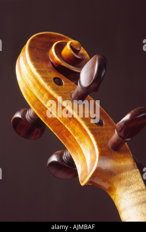 Close up of Violin Faites défiler et Chevillier Banque D'Images