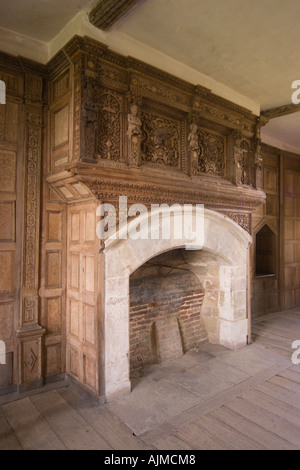 Stokesay Castle Shropshire ou solaire salon avec boiseries du 17ème siècle cheminée Banque D'Images