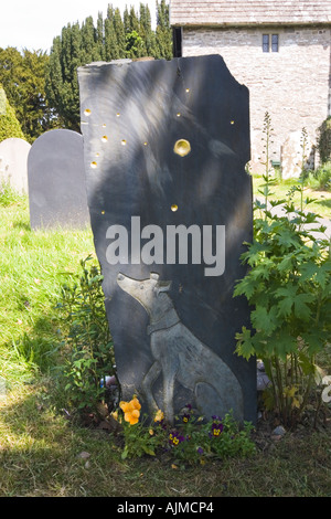 Eglise St Georges d'Oisans Shropshire tombe de Caitlin Elizabeth Rasalie Hurcombe avec un chien sculpté sur son inverse Banque D'Images