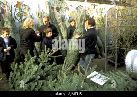 La vente des arbres de Noël à l'homme Columbia Road Flower Market, dimanche matin en décembre. . Banque D'Images