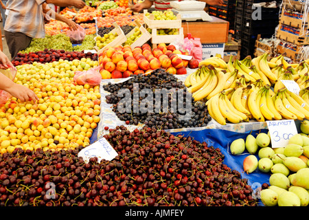 Bazar turc Pazar (marché aux fruits) à l'extérieur et péninsule de Bodrum Turquie Mugla épices noix graines de coton Vêtements Plantes produits melons Banque D'Images