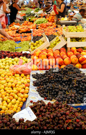 Bazar turc Pazar (marché aux fruits) à l'extérieur et péninsule de Bodrum Turquie Mugla épices noix graines de coton Vêtements Plantes produits melons Banque D'Images