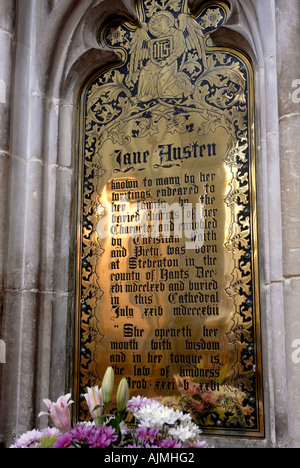 Plaque commémorative à Jane Austen dans la cathédrale de Winchester Winchester Hampshire Banque D'Images