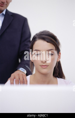 L'homme avec sa main sur l'épaule de femme Banque D'Images