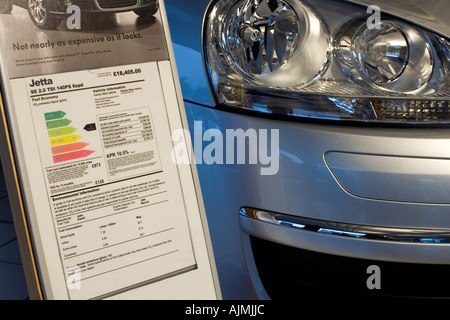 Tableau des cotes de rendement énergétique sur l'affichage par nouvelle VW Jetta Location au point de vente en showroom Cheltenham UK Banque D'Images