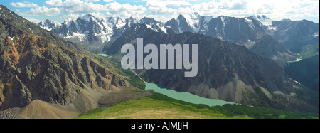 La partie inférieure du lac Shavla. La gamme North-Chuya. Montagnes de l'Altaï. La Sibérie. La Russie Banque D'Images