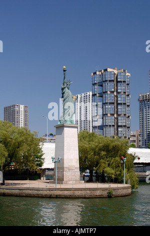 Statue de la Liberté française sur la Seine à Paris. Banque D'Images