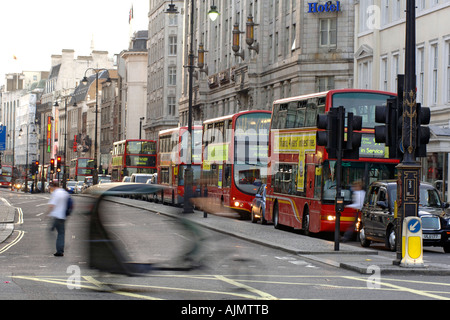 Une vue de la circulation sur le Strand à Londres. Banque D'Images