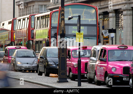 Une vue de la circulation sur le Strand à Londres. Banque D'Images