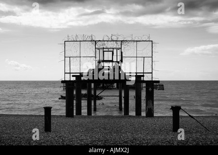 Photographie en noir et blanc à la recherche au milieu de la jetée ouest demeure détruite par le feu sur le front de mer de Brighton, Angleterre, RU Banque D'Images