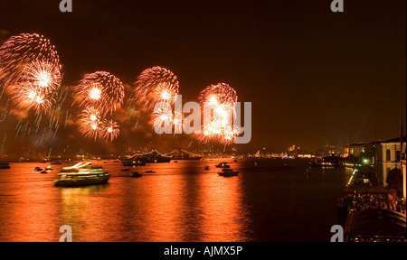 Lumière et d'artifice sur le pont du Bosphore, le 29 octobre 2007 le jour de l'indépendance, Istanbul Turquie. Banque D'Images