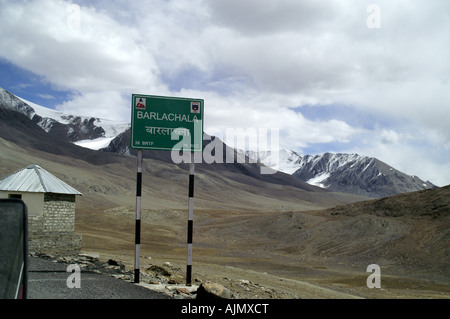 Baralacha La haute altitude le col de montagne sur la route de Manali à Leh Ladakh Inde Himalaya Banque D'Images