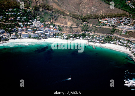 Une vue aérienne des quatre plages de Clifton sur la côte Atlantique de la ville du Cap en Afrique du Sud. Banque D'Images