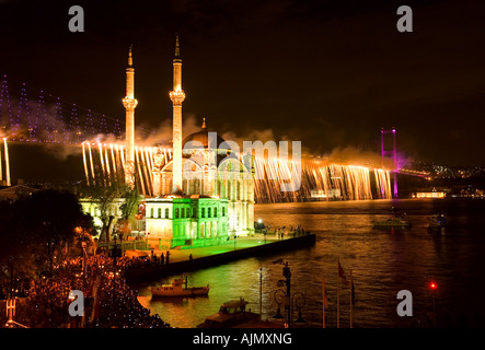 Lumière et d'artifice sur le pont du Bosphore, le 29 octobre 2007 le jour de l'indépendance, Istanbul Turquie. Banque D'Images