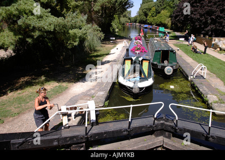 Une femme ouvre une porte d'écluse à Uxbridge serrure sur le Grand Union Canal, près de Londres. Banque D'Images