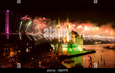 Lumière et d'artifice sur le pont du Bosphore le 29 octobre Jour de l'indépendance, Istanbul Turquie. Banque D'Images