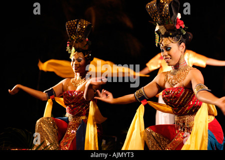 Les Malaisiennes effectuer une danse malaisien traditionnel à Batu Ferringhi sur l'île de Penang, en Malaisie. Banque D'Images