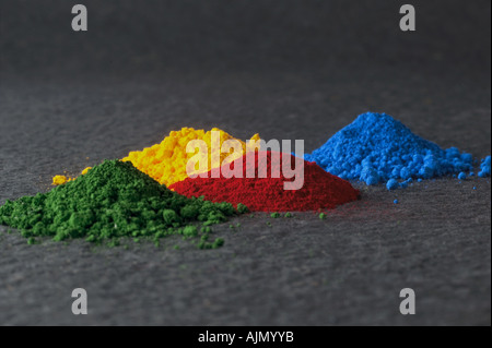 Des tas de produits chimiques Poudres de pigments colorés Banque D'Images