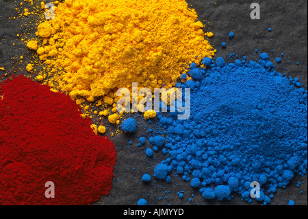 Des tas de produits chimiques Poudres de pigments colorés Banque D'Images