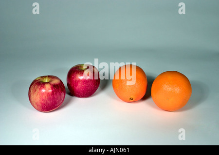 Comparer des pommes et des oranges Banque D'Images