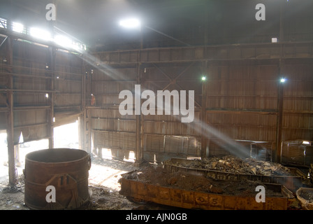 Dusty Dirty Industrial Steel Mill Usine avec la lumière qui brillait à travers la brume et la fumée, New York, USA Banque D'Images