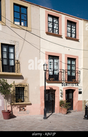 Ruelles pavées et maisons coloniales colorées dans Zacatecas au Mexique Banque D'Images