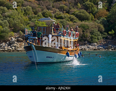 Excursion en bateau à partir de Marmaris avec les touristes la natation et sautant de bateau en mer mugla turquie Banque D'Images