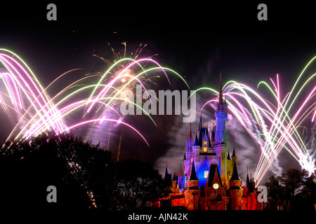 Le château de Magic Kingdom de nuit avec 'voeux' la nuit, feu d'artifice Orlando Floride usa Amérique du Walt Disney World Resort Banque D'Images