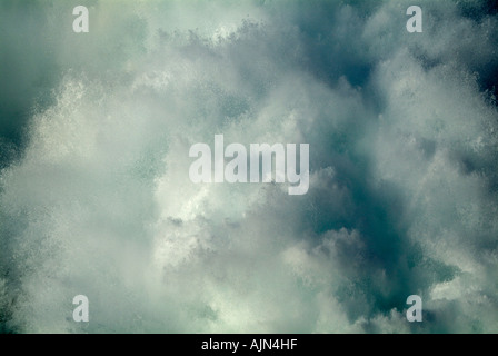 La mer est soulevés par un traversier dans l'eau blanche s'écraser entre l'Espagne et le Maroc Banque D'Images