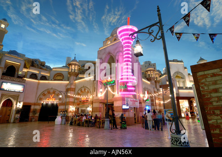 Planet Hollywood shopping mall boutiques et montrant l'arabe marocain l'architecture de style mauresque andalouse las vegas nevada us Banque D'Images