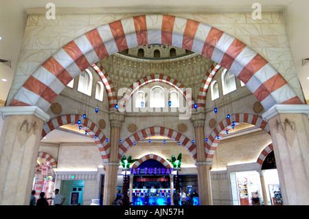 Planet Hollywood shopping mall boutiques et montrant l'arabe marocain l'architecture de style mauresque andalouse las vegas nevada us Banque D'Images
